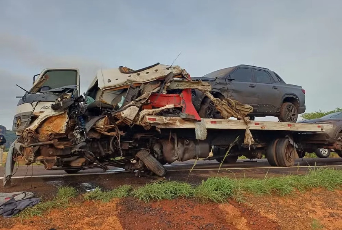 Motorista morre em colisão frontal entre guincho e bitrem na BR-158 em Barra do Garças