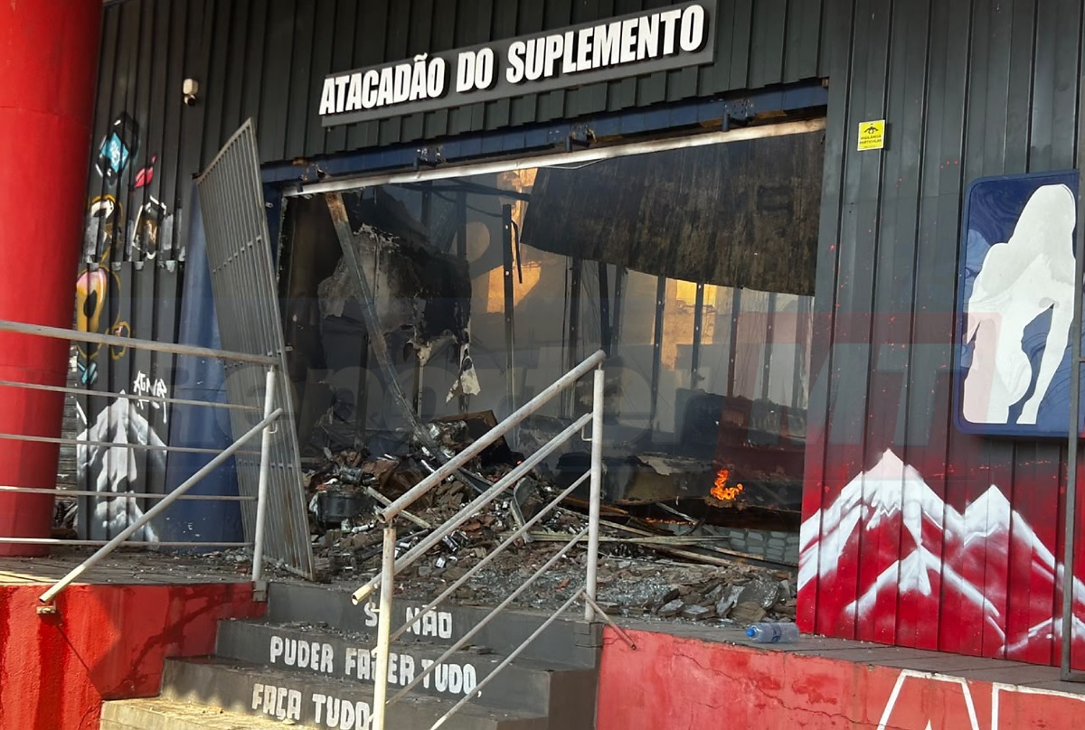 Incêndio iniciou na loja Atacadão do Suplemento e se alastrou para Dona Festa; veja imagens