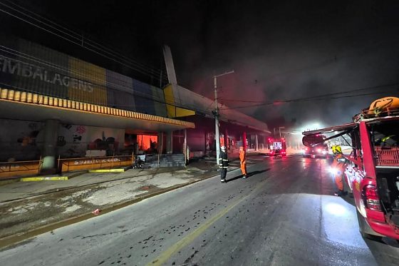 Incêndio começou durante a madrugada e exigiu grande volume de água; bombeiros continuaram no local para eliminar focos remanescentes.