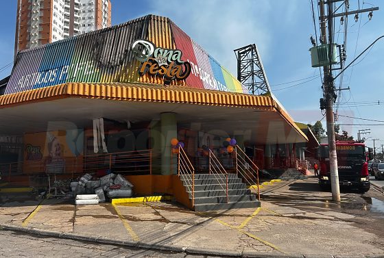 Incêndio de grandes proporções atinge loja Dona da Festa, no bairro Despraiado, em Cuiabá