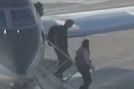 A Polícia Federal apura o descumprimento de ordens judiciais após o senador viajar aos Estados Unidos sem entregar os passaportes no prazo determinado.