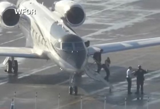 Flávio Bolsonaro desembarca em Miami.