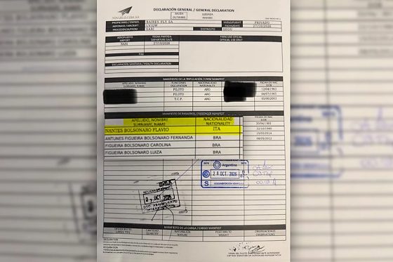 Documento divulgado por jornalista argentino registra o uso de passaporte italiano pelo senador em voo que partiu de Puerto Iguazú, com escala no Equador e destino final em Miami.