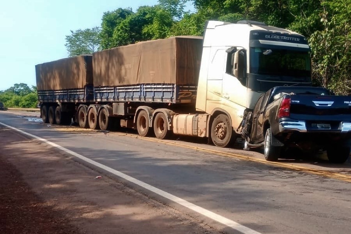 Acidente entre Hilux e carreta mata quatro pessoas em Terra Nova do Norte, MT