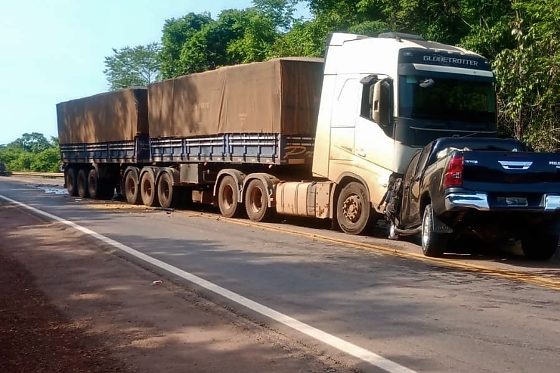 A Hilux e a carreta trafegavam em sentidos contrários quando houve a colisão frontal; as causas do acidente serão investigadas.