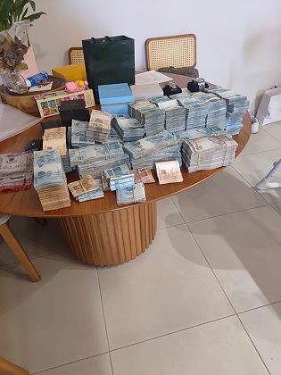 A Polícia Federal (PF) apreendeu grandes quantidades de dinheiro em espécie, vários relógios, incluindo modelos de luxo, uma frota de carros de alto padrão e uma expressiva carga de vinhos