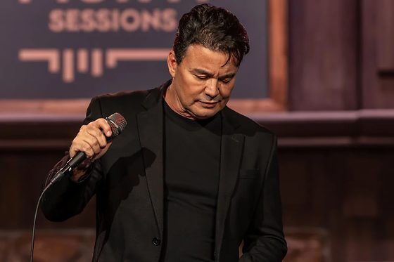 Após cancelar a turnê de 40 anos da dupla, o cantor anunciou o projeto “Rick & Renner pra sempre – O Legado” para preservar a memória do parceiro.