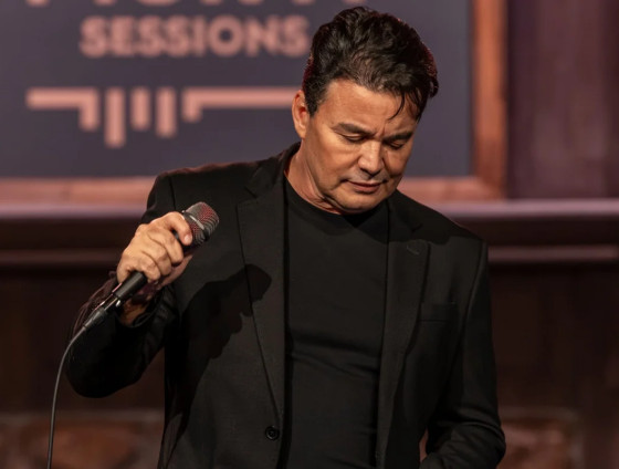 Após cancelar a turnê de 40 anos da dupla, o cantor anunciou o projeto “Rick & Renner pra sempre – O Legado” para preservar a memória do parceiro.