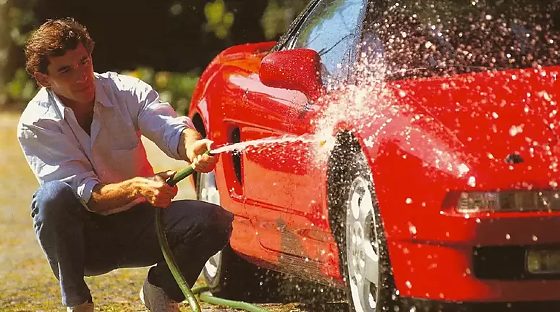 Carro acompanhou o piloto em Portugal e chegou a ser utilizado por ele durante uma visita ao país; leilão acontece neste sábado (31).