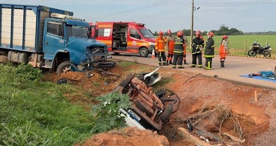 Tráfego na rodovia federal tem desvios para o trabalho de socorro e perícia.