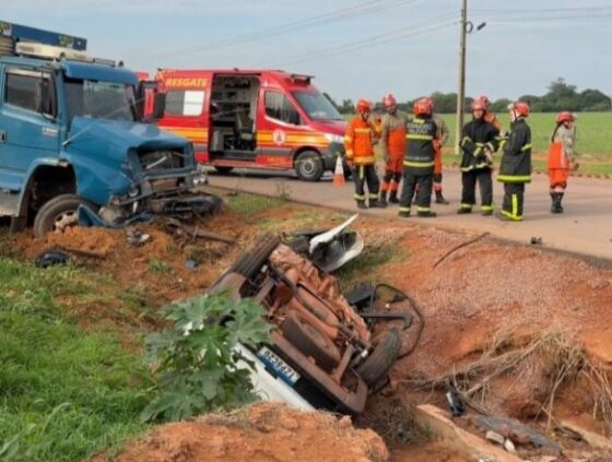 Tráfego na rodovia federal tem desvios para o trabalho de socorro e perícia.